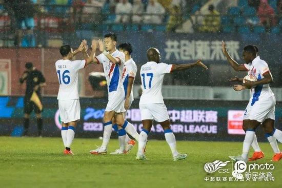 偶然一天，米娜意外闯进了梦境的奇幻乐园，这是一个光怪陆离的国度，有着无数个造梦的舞台，或骑着鲸鱼在空中自由翱翔，或在金灿灿的麦田里感受阳光